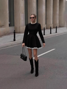 Robe trapèze noire à manches longues avec bordure en dentelle blanche de style vintage