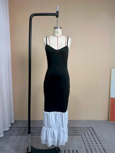 Dettaglio dell'abito patchwork bianco e nero con orlo a balze in chiffon