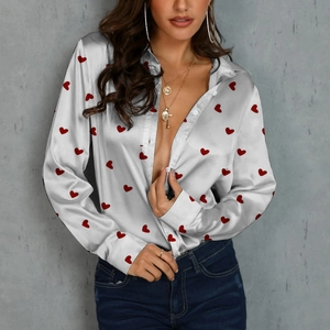 Chemisier élégant à manches longues en satin argenté avec motifs de cœurs rouges pour femme