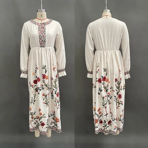 Détails de l'imprimé floral et de la taille smockée sur la robe longue bohème