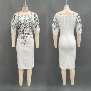 Vue avant et arrière de la robe crayon blanche à épaules dénudées et broderie florale