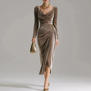 Elegantes taupefarbenes Samtkleid mit langen Ärmeln, Wasserfall-Ausschnitt und Seitenschlitz
