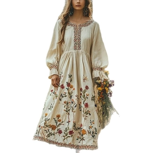 Robe longue bohème crème à manches longues avec broderies florales colorées