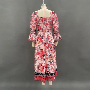 Détails de la robe à fleurs avec buste smocké élastique et manches à volants