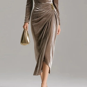 Detail eines Samtkleides mit drapierter Taille in Champagner und Gold-Schnalle