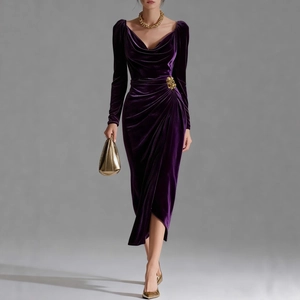 Detail der gerafften Samtkleid-Taille mit goldener Blumenbrosche und Wasserfallausschnitt