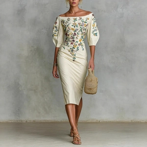 Robe midi à épaules dénudées avec broderie florale, manches bouffantes et fente latérale