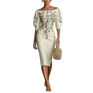 Robe midi élégante crème à épaules dénudées avec broderies florales et manches lanternes
