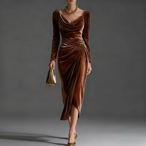 Elegantes tiefbraunes Samtkleid mit Wasserfallausschnitt, langen Ärmeln und Schlitz