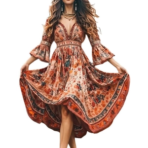 Robe longue bohème à fleurs avec col en V, manches cloche et ourlet asymétrique