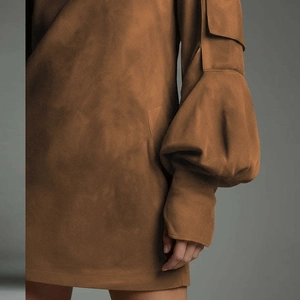 Robe en daim marron avec manches lanternes surdimensionnées et poches cargo
