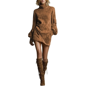 Robe courte en daim marron à col montant et manches longues avec une coupe élégante