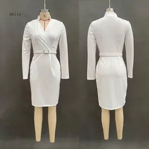 Détail de la robe blanche à manches longues avec ceinture et coupe ajustée élégante