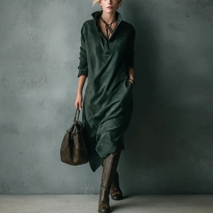 Détail d'une robe longue en daim vert foncé à manches longues avec col en V et coupe ample