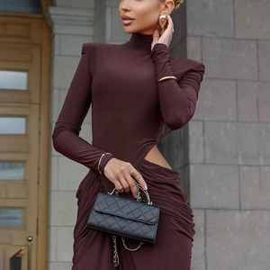 Détail de la découpe à la taille et du drapé sur une robe marron à manches longues