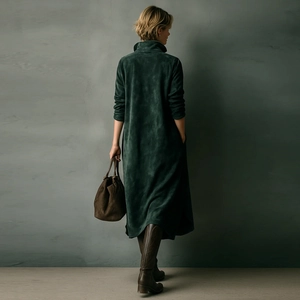 Détail de la robe midi en daim vert foncé montrant la texture et la silhouette arrière
