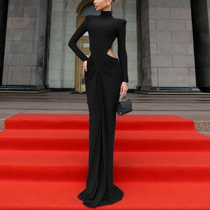 Détails des découpes à la taille et du tissu drapé sur cette robe noire à manches longues