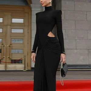Détail d'une robe noire à col montant avec fronces et découpe à la taille