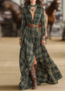 Détail de la robe chemise à carreaux vert foncé avec ceinture et bottes en cuir marron