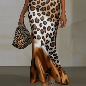 Robe longue en satin imprimé léopard avec coupe sirène et sac à main assorti