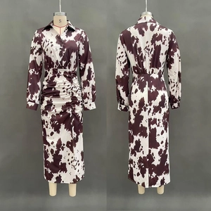Détail de robe maxi imprimé vache avec fronces à la taille et fente latérale