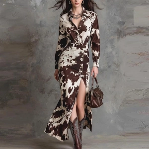 Robe Longue Vintage Imprimé Vache pour Femmes Manches Longues Col Chemise Haute Fente Froncée Coupe Ajustée Style Western