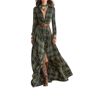 Robe maxi à carreaux verts avec manches longues décolleté en V profond et fente haute