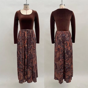 Vue détaillée d'une robe longue vintage avec haut en velours marron et jupe imprimée paisley