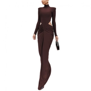 Robe longue élégante marron foncé à col montant avec découpes latérales et détails froncés