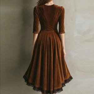 Détail d'une robe en velours marron style western avec dentelle élégante et ourlet plissé