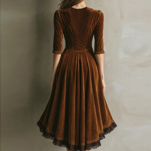 Robe en velours caramel avec taille haute, dentelle et décolleté dans le dos style urbain