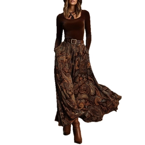 Tenue d'automne pour femme avec haut marron ajusté et robe longue à imprimé paisley