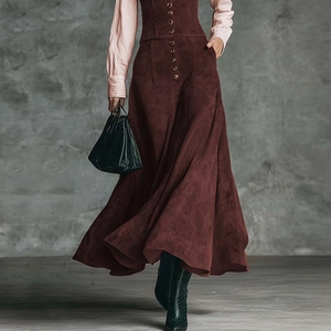 Eleganter dunkelroter Wildleder-A-Linien-Rock mit gestreiftem Hemd für Damen im Set