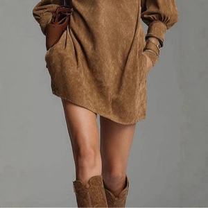 Abito in camoscio marrone con maniche a lanterna retrò e silhouette casual chic