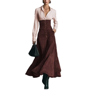 Elegantes A-Linien-Maxikleid mit hochtailliertem braunem Rock und gestreiftem Hemd