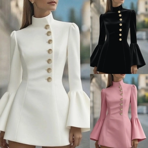 Détail d'une robe élégante avec col montant, manches cloches et boutons dorés de décoration