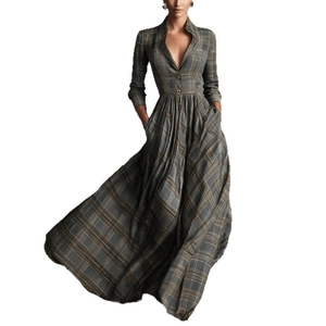 Elegantes französisches Vintage-Karokleid mit tiefem V-Ausschnitt und weitem Rock