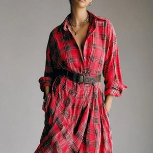 Détail de robe chemise à carreaux rouges avec ceinture vintage et col boutonné