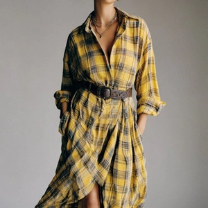 Vue détaillée de la robe chemise à carreaux jaune avec ceinture vintage en cuir brun