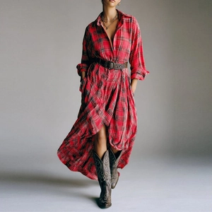 Détail d'une robe chemise à carreaux rouge et noir avec ceinture et ourlet asymétrique
