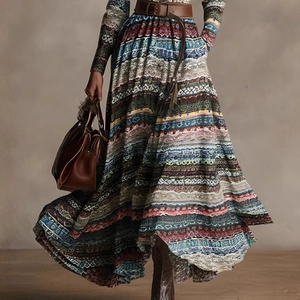 Dettaglio dell'abito boho con stampa tribale e un'elegante cintura in pelle marrone