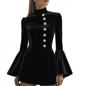 Robe courte chic en velours noir avec col montant, boutons dorés et larges manches cloche