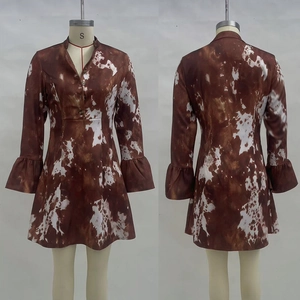 Détail du col en V et des boutons sur la robe imprimée à manches longues pour femmes
