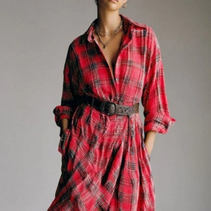 Robe chemise vintage à carreaux rouges et noirs avec ceinture en cuir marron rétro chic