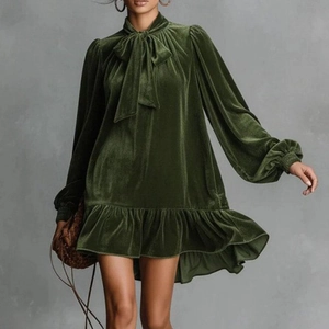 Robe courte élégante en velours vert foncé avec col à nœud et ourlet à volants