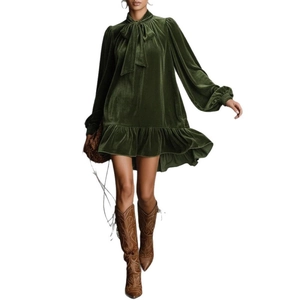 Robe en velours vert foncé à manches longues avec col à nœud et ourlet à volants