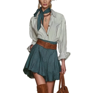 Ensemble chemise rayée rétro et jupe verte à pois avec ceinture à boucle marron chic