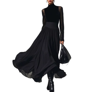 Robe longue noire élégante avec corsage en velours, manches à paillettes et jupe en mousseline