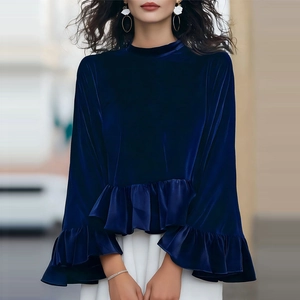 Détail d'un sweat en velours bleu roi avec manches cloches et ourlet à volants élégant