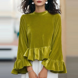 Détail du sweat-shirt en velours vert olive avec manches à volants et texture soyeuse